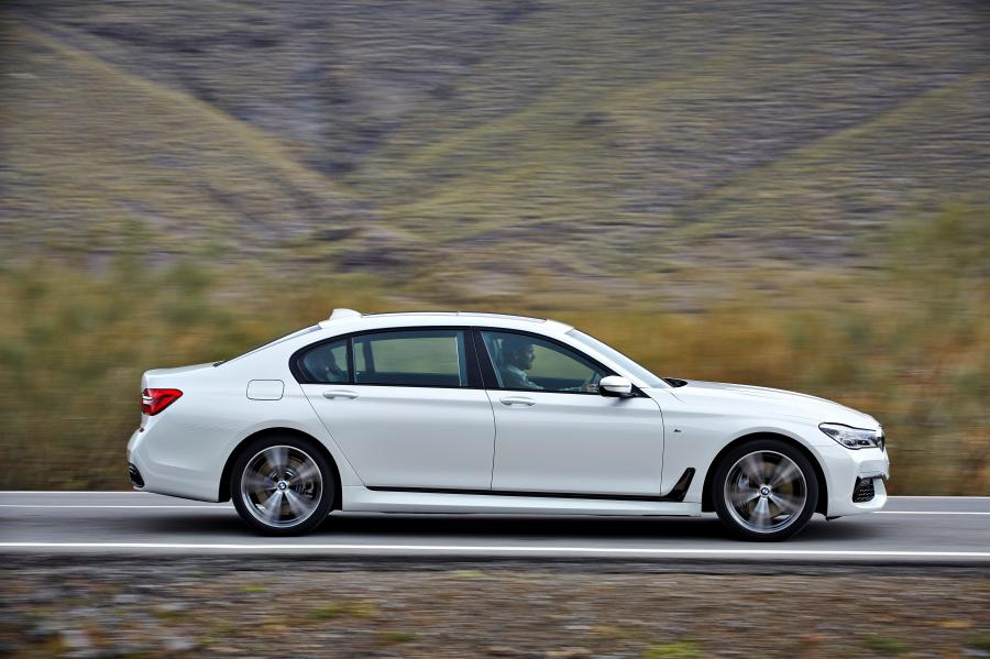  BMW 750Li xDrive M Sport 2015 года  (фото 19 из 22)